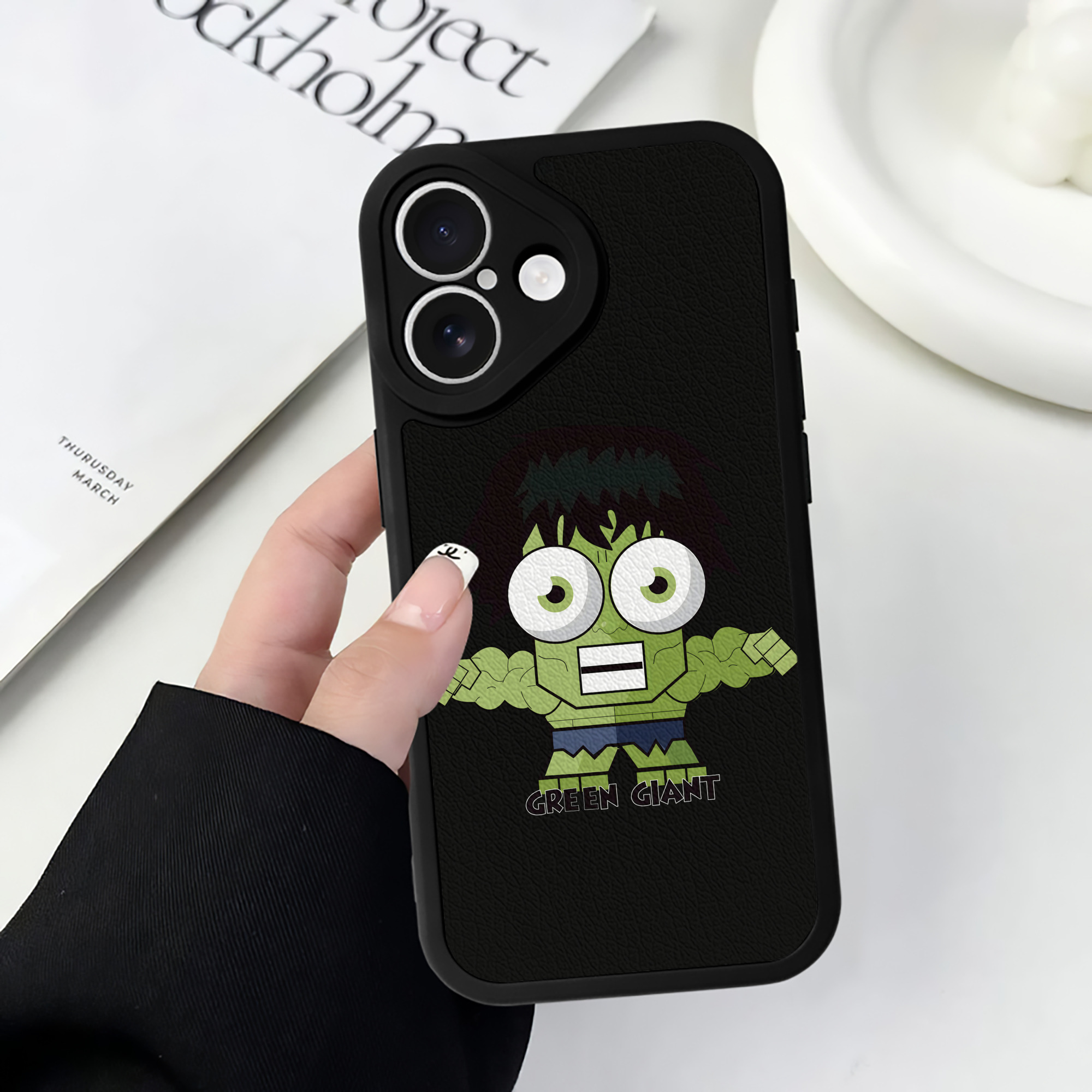 （画像用） アベンジャーズ The Avengers 【iPhone 16シリーズ対応】シリコンスマホケース（レザー調） 材質：シリコン